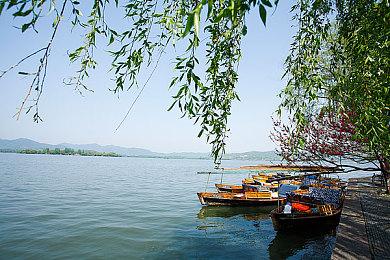 《赛博朋克2077》画面对比：超速光追 vs PS5光追